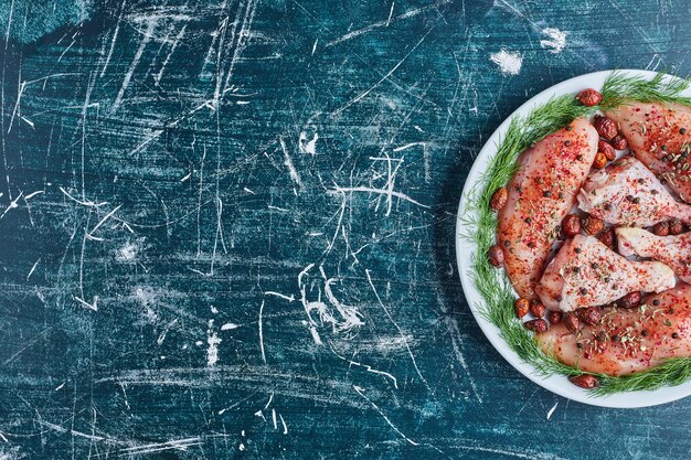 Fried chicken meat in a green plate.