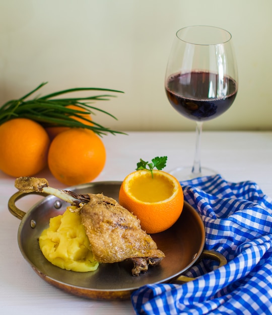 Free photo fried chicken served with mashed potato and lentil soup in orange skin bowl