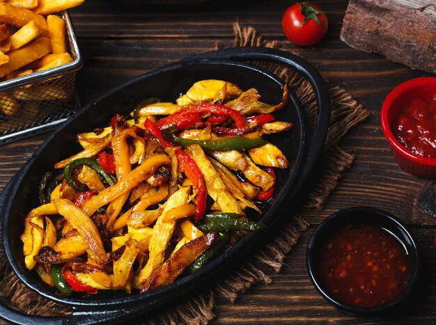 Fried chicken slices mixed with bell pepper