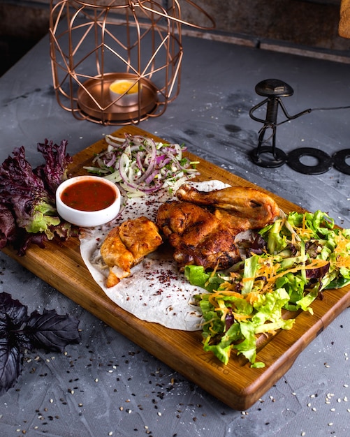 Free photo fried chicken tabaca on wooden board