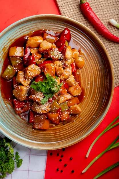 Free photo fried chicken and vegetables in sauce with sesame