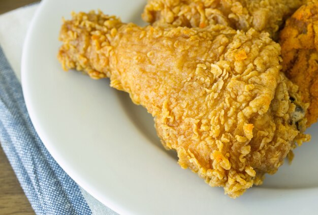 Жареный цыпленок на белой тарелке