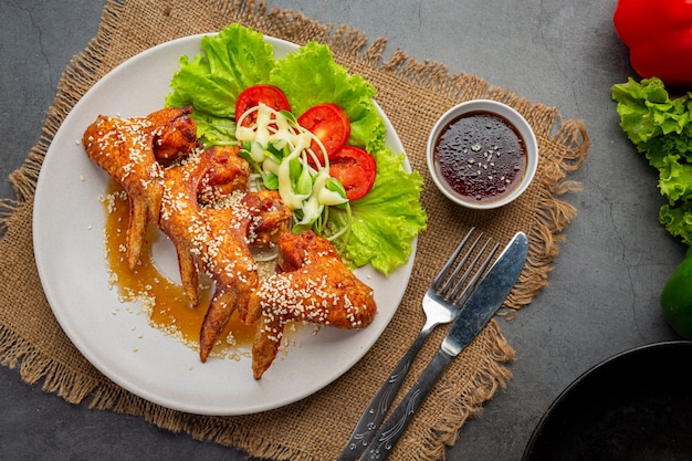 Free photo fried chicken wings with fish sauce and sweet fish sauce.