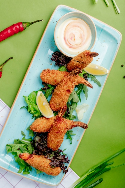 Foto gratuita ali di pollo fritto con salsa