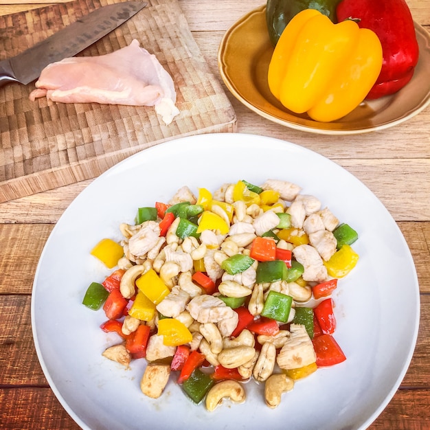 Fried chicken with cashew nuts and bell pepper