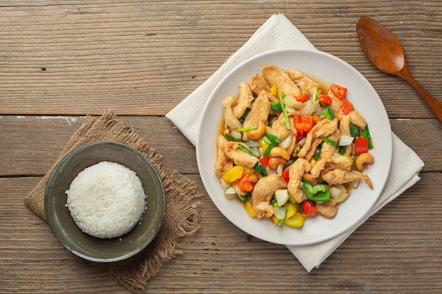 Free photo fried chicken with cashew nuts thai food.