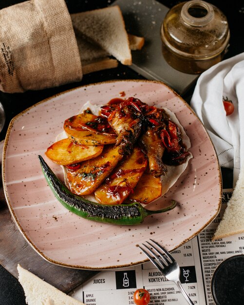 Fried chicken with potatoes under sauce