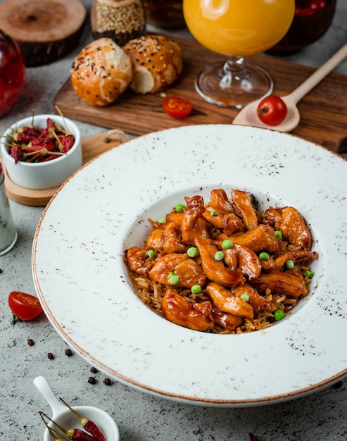 Foto gratuita pollo fritto con riso e cipolla verde