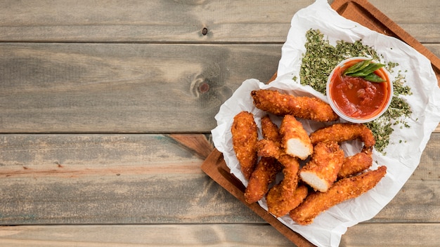 Foto gratuita pollo fritto con salsa ed erbe