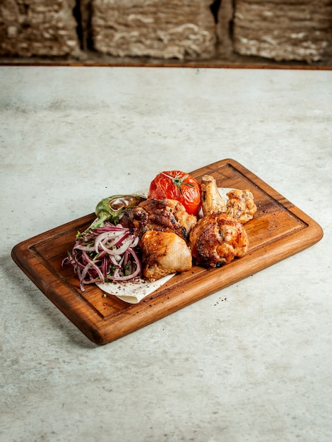 Fried chicken with tomato and sliced onions