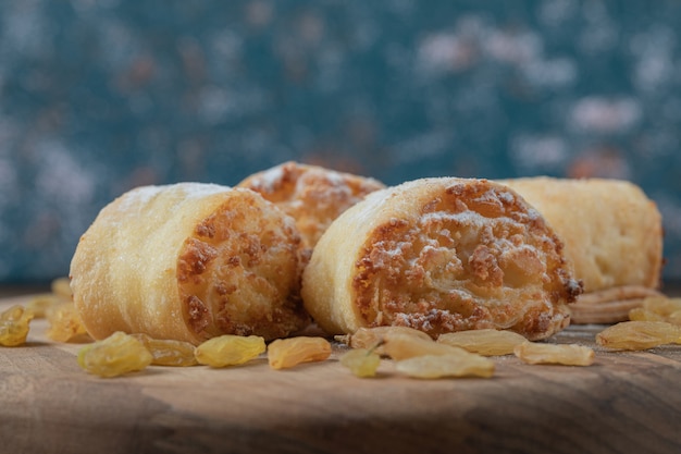 Fried cookie rolls with raisin and sweet stuffings.