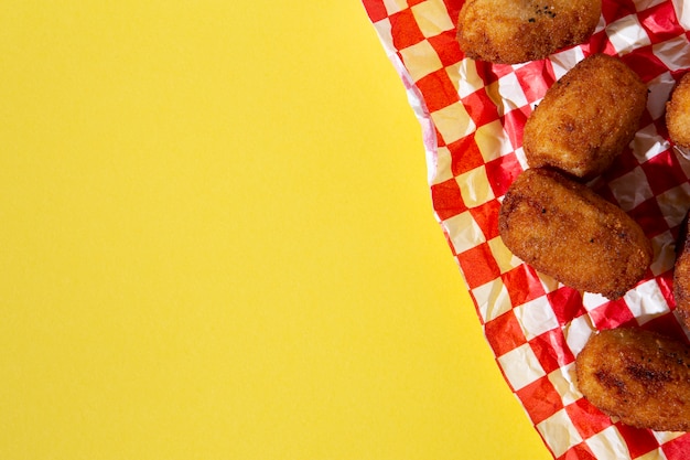 Foto gratuita disposizione di crocchette fritte con spazio di copia