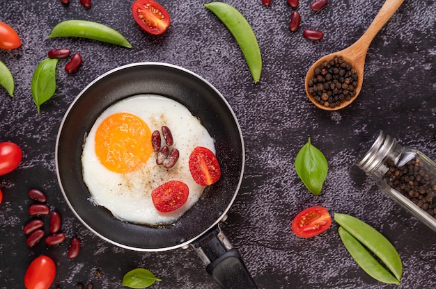 Free photo fried egg in a frying pan.