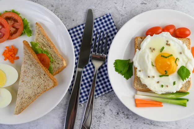 Жареное яйцо откладывают на тост, увенчанный семенами перца с морковью и зеленым луком.