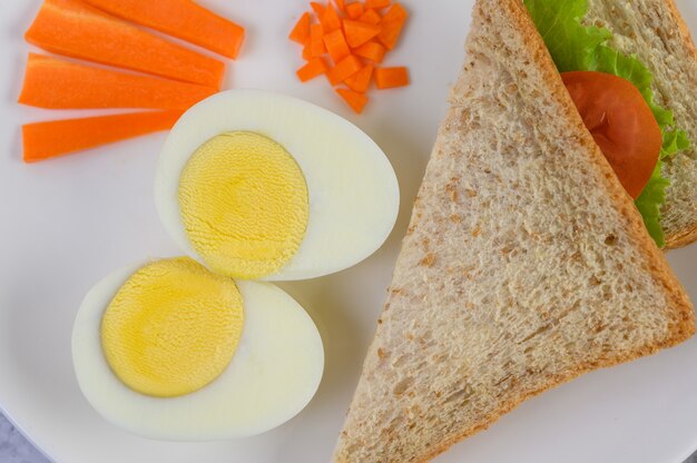 당근, 파와 고추 씨앗을 얹어 토스트에 누워 튀긴 계란.