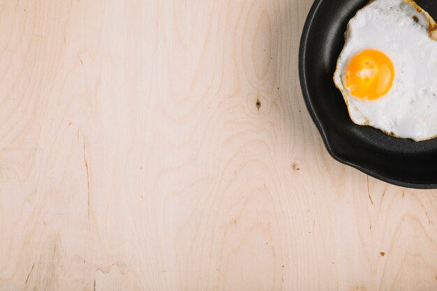 Free photo fried egg on pan