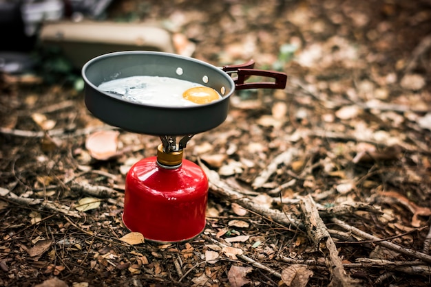 Free photo fried egg on portable gas