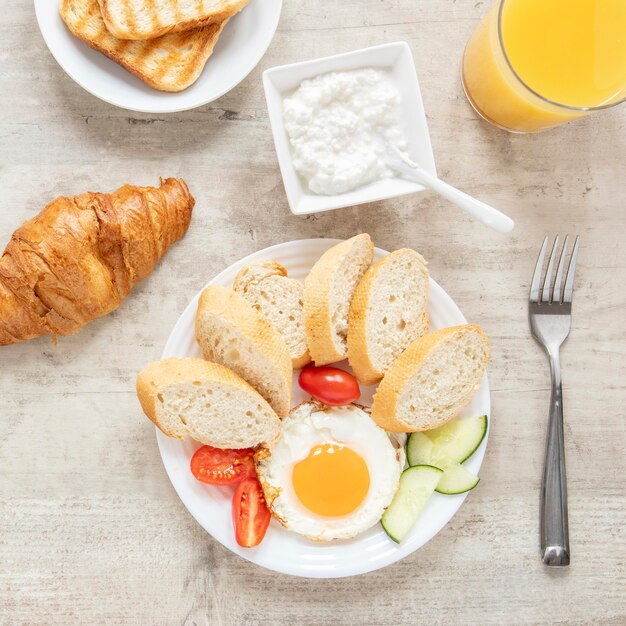 Fried egg and vegetables with pastry delicase