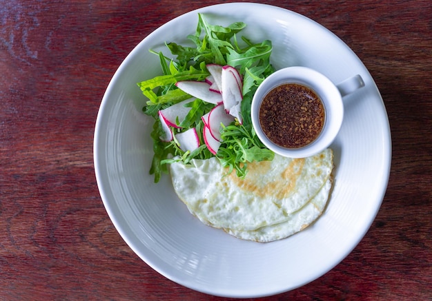 揚げ​卵白​の​サラダ​と​ゴマバルサミコドレッシング​の​ヘルシーな​朝食