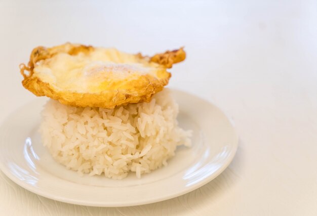 Жареное яйцо с рисом