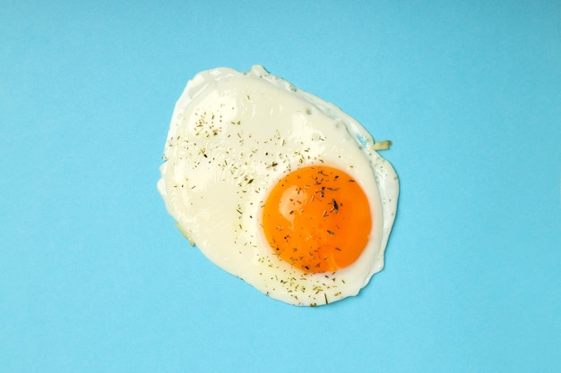 파란색 배경에 향신료를 넣은 튀긴 계란, 위쪽 무료 사진