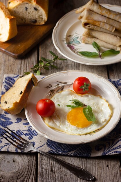Жареное яйцо с помидорами и хлебом