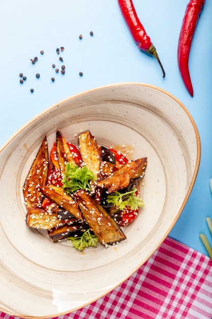 Foto gratuita melanzane fritte condite con semi di sesamo