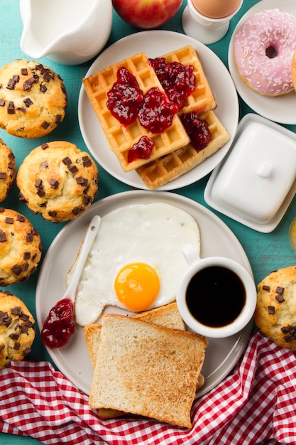 Free photo fried eggs, coffee and waffles