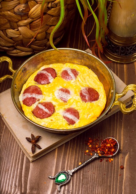 냄비에 sucuk와 튀긴 계란 omlette입니다. 전통적인 터키 식 아침 식사