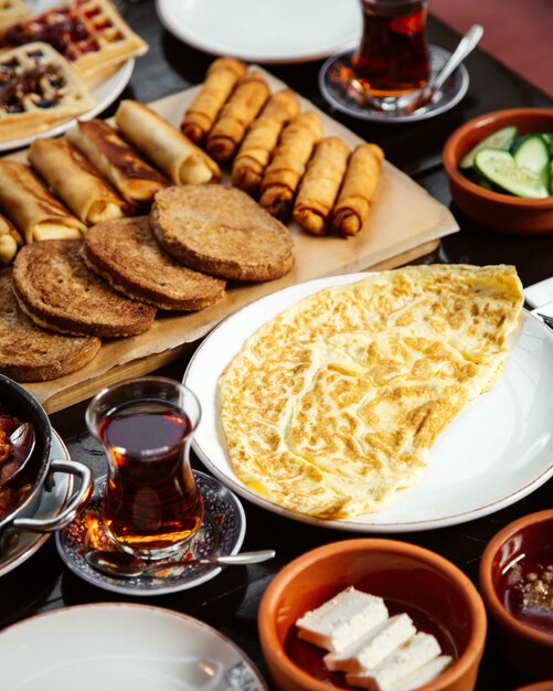 Fried eggs with bakery and black tea