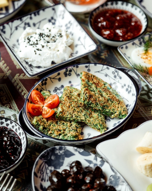 Free photo fried eggs with herbs and sour cream