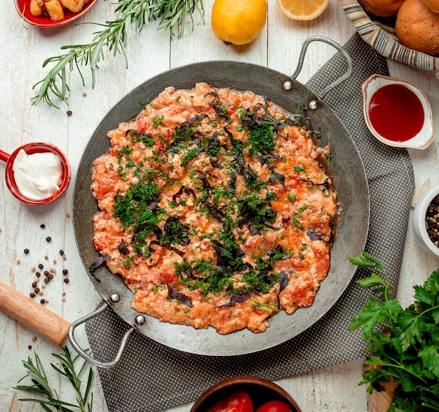 Foto gratuita uova fritte con vista dall'alto di pomodoro