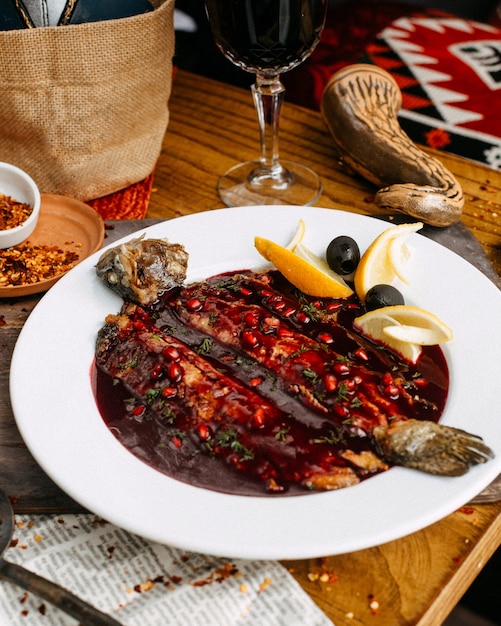 Fried fish under pomegranate sauce