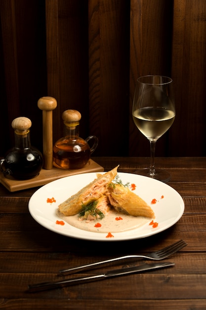 Foto gratuita pesce fritto in salsa con vino bianco