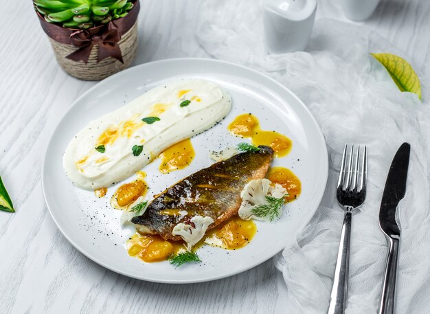 Fried fish served with yoghurt