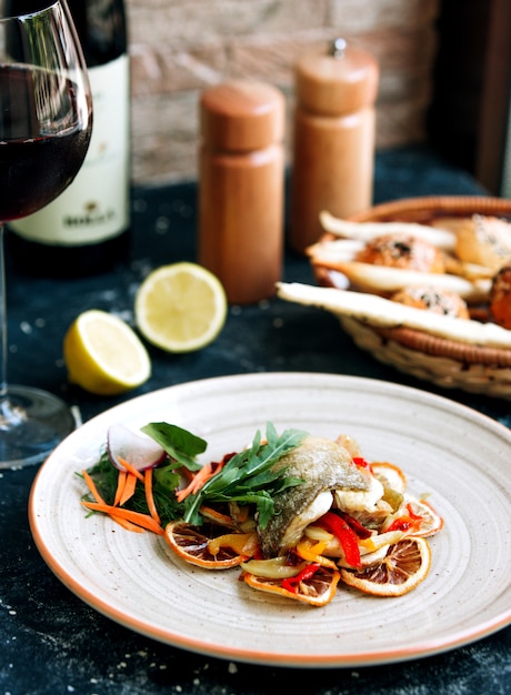 Free photo fried fish with carrot and lemon slices