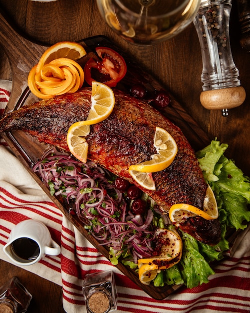 Fried fish with lemon and onions