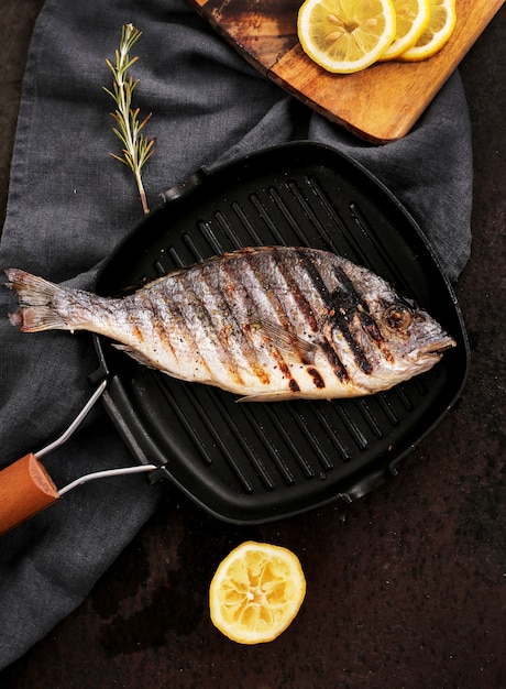 Pesce fritto con rosmarino e limone