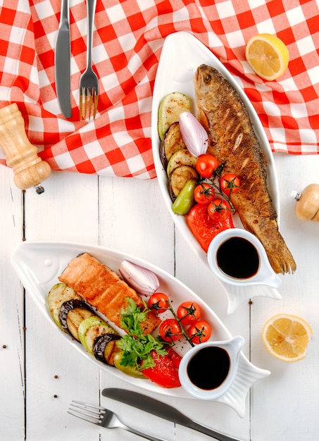 Foto gratuita pesci fritti con vista dall'alto di verdure