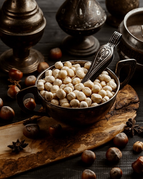 Free photo fried hazelnuts on the table