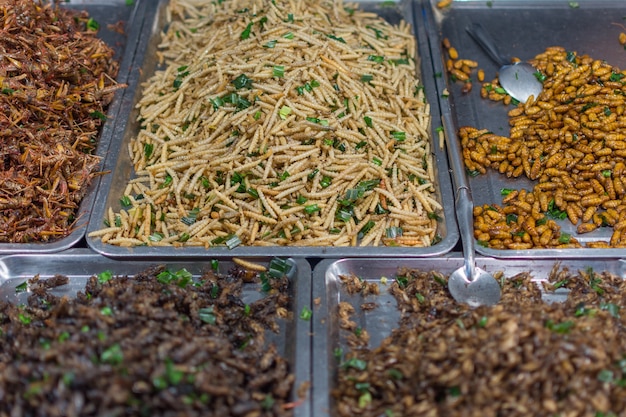 揚げ​昆虫​の​様々な​種類​は​、​食品​は​タイ​の​通り​の​食品​市場​で​見つける​の​は​簡単​です