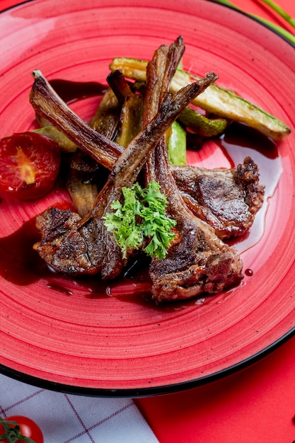 Free photo fried lamb ribs with vegetables