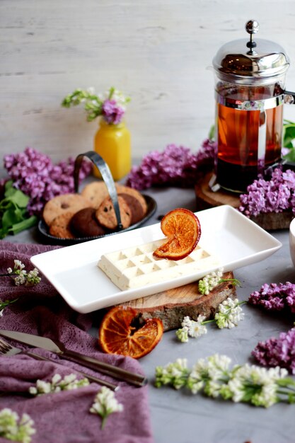 Fried lemon slices and cookies with black tea