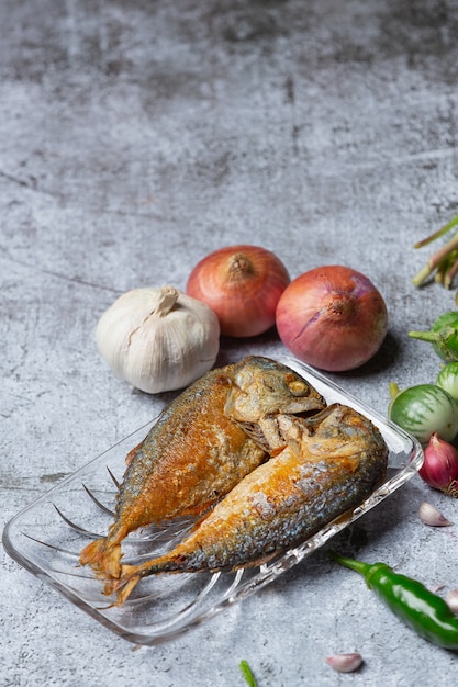 Foto gratuita fried mackerel chili paste e insieme della verdura, alimento tailandese.