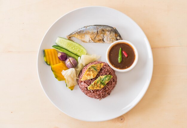 Fried mackerel with shrimp paste sauce and berry rice