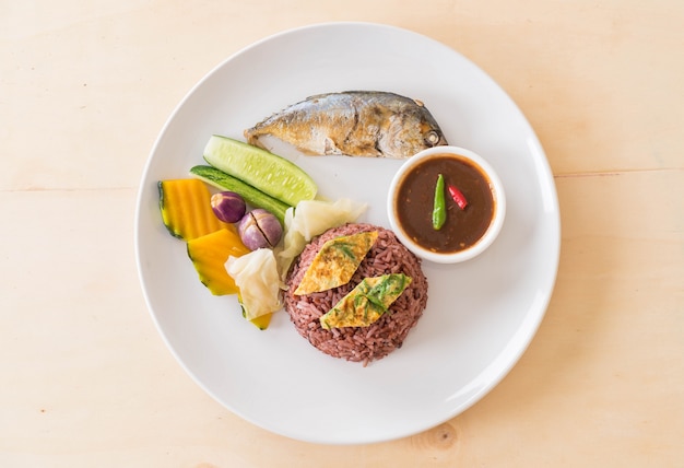 Fried mackerel with shrimp paste sauce and berry rice