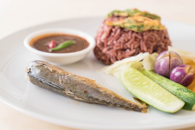 Fried mackerel with shrimp paste sauce and berry rice