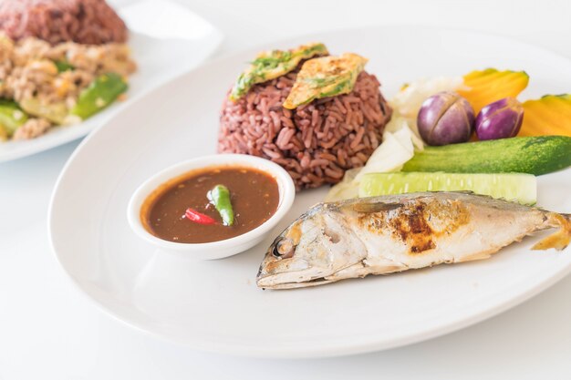 Fried mackerel with shrimp paste sauce and berry rice