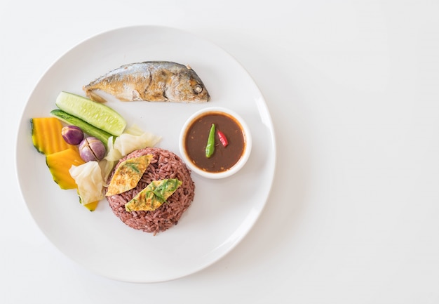 Fried mackerel with shrimp paste sauce and berry rice