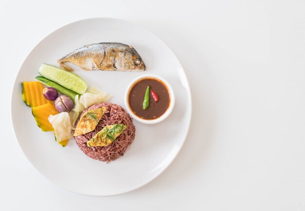 Fried mackerel with shrimp paste sauce and berry rice